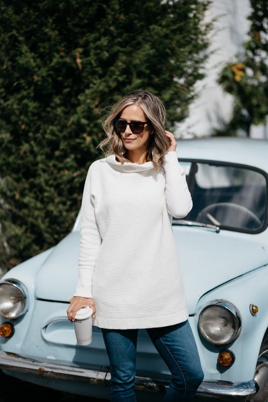 Suzanne wearing a Free People tunic, denim jeans and sunglasses