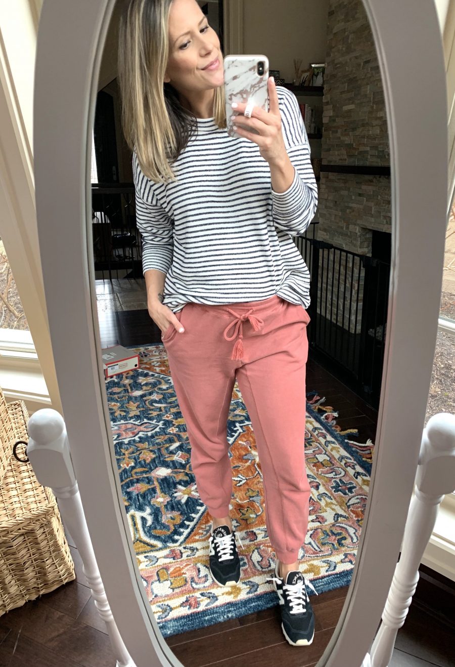 Ten cute and comfortable mom outfits for the girl on the go. These looks are perfect for chasing littles, balancing work, or running around 