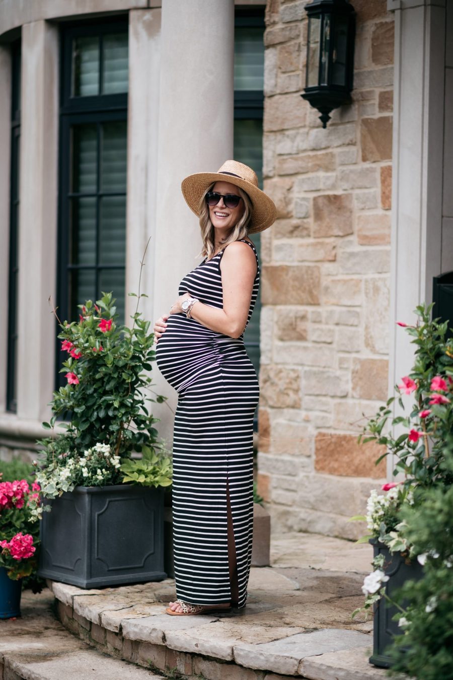 Maternity style: maxi dress and hat