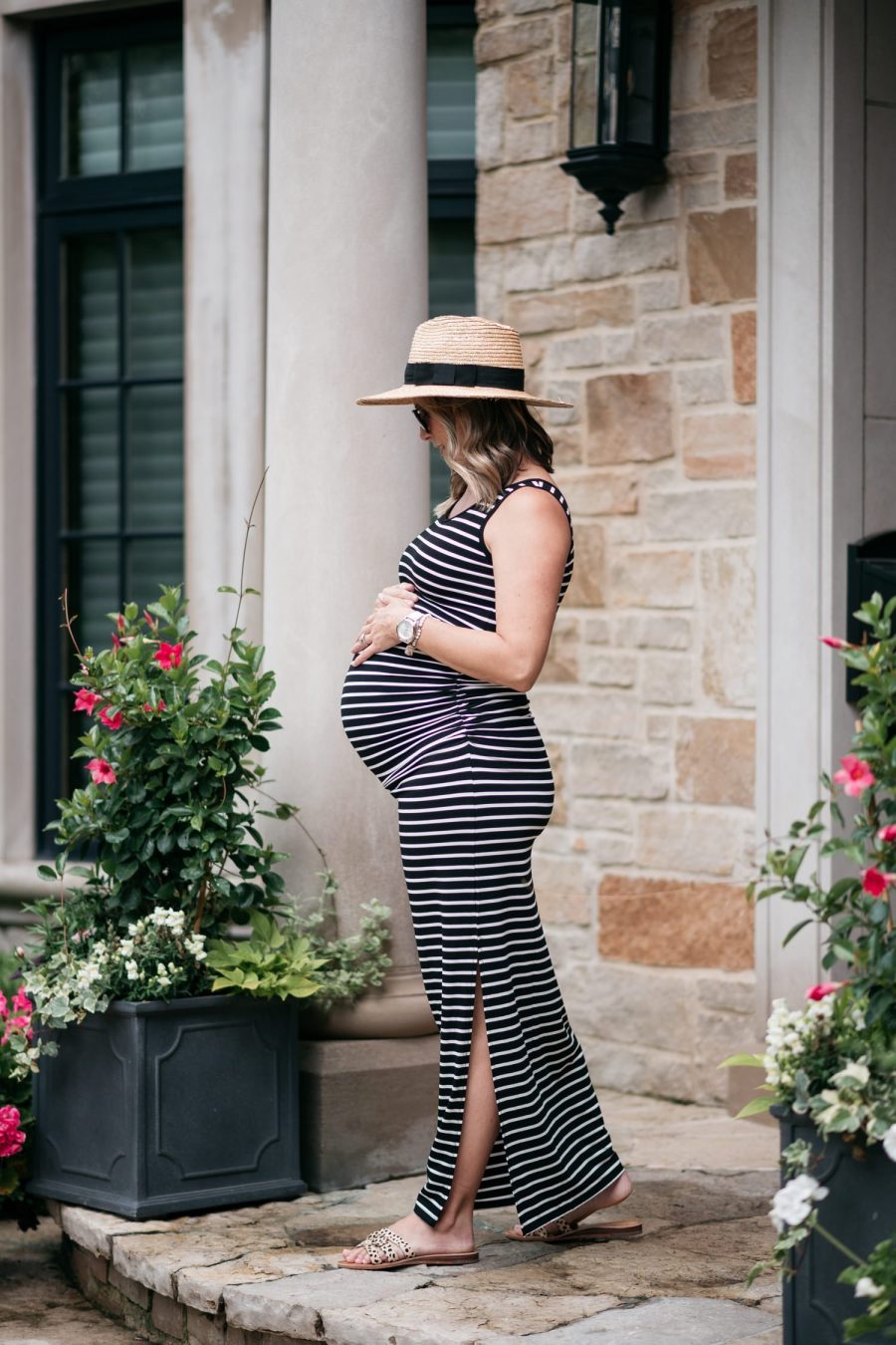 Maternity style: maxi dress and hat