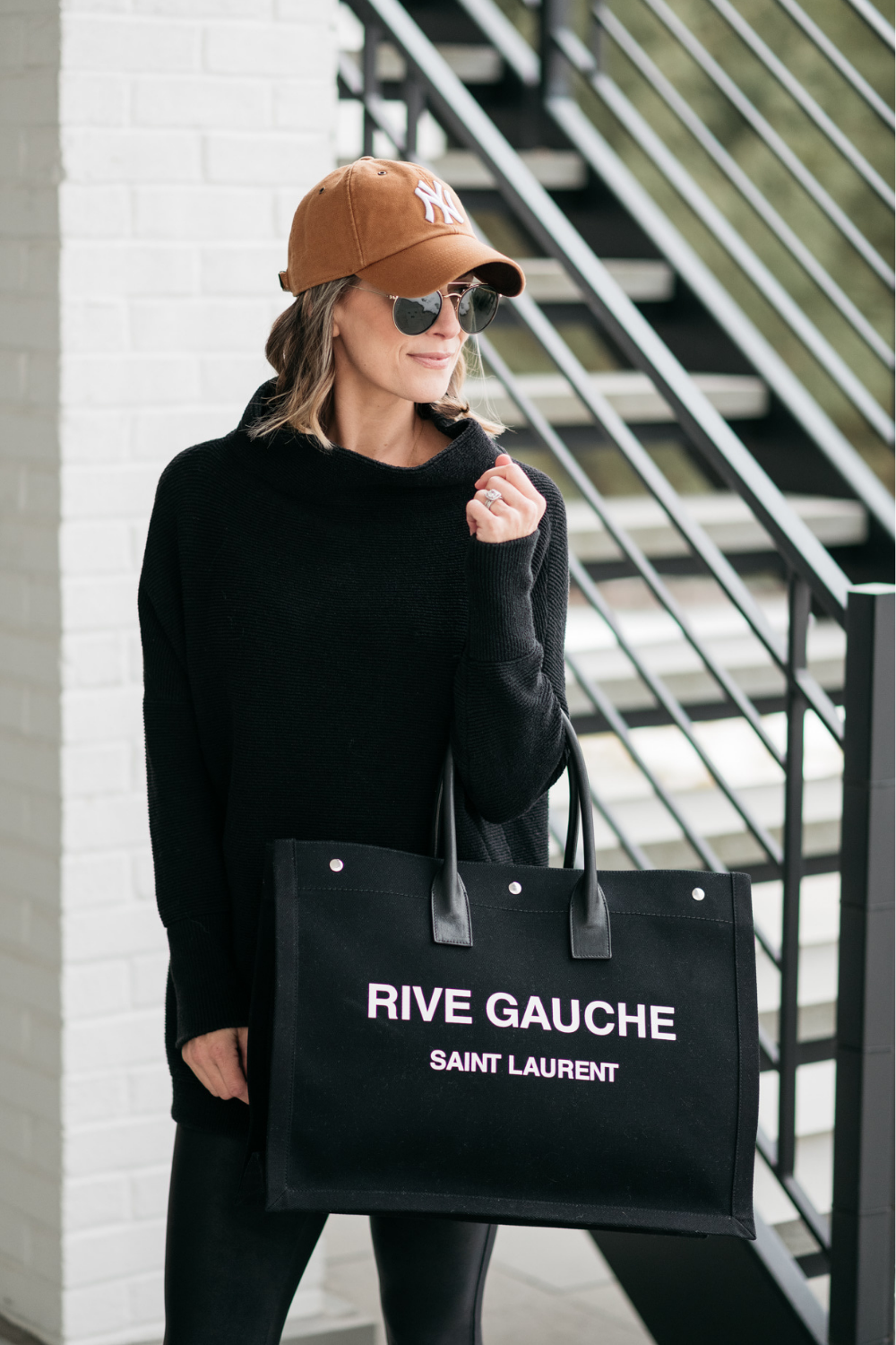 Suzanne wearing a Free People tunic and carrying a Rive Gauche tote